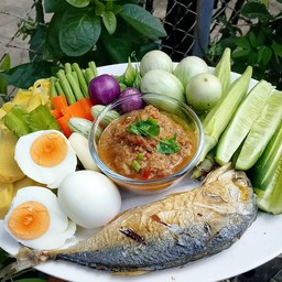 น้ำพริกปลาทู น้ำปลาร้า ผักรวม ปลาทูทอด ไข่ต้ม2ฟอง