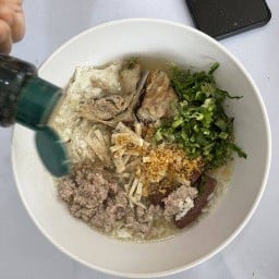 ร้านก๋วยจั๊บเจ๊หน่อย(เจ้าเก่าหน้าอุบลวิท)
