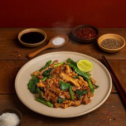 เส้นใหญ่ผัดซีอิ้วไก่