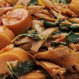 ข้าวหน้ากระเพราไส้กรอกหน่อไม้ดอง