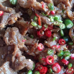 ตับหมูคั่วซอสกระเพราราดข้าว+ไข่ดาว