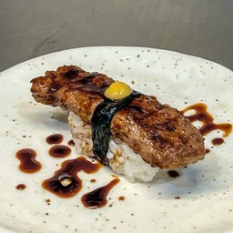 E13 ซูชิเนื้อโคขุน / ဆူရှီနွားသားထမင်း