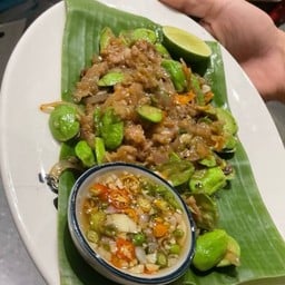 ผัดสะตอกะปิใส่แหนม