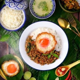 ทิดากะเพราทอง ผัดด้วยน้ำมันร้ำข้าว ใช้ข้าวหอมมะลิ เจริญนคร