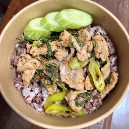 ผัดกระเพราหมูชิ้นราดข้าว