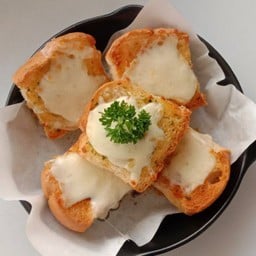 ขนมปังกระเทียมชีส