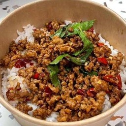 กะเพาหมูสับราดข้าว