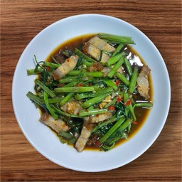 ผัดผักบุ้งหมูกรอบ