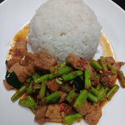 สามชั้นผัดพริกแกงราดข้าว