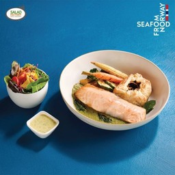 สเต๊กปลาแซลมอนคิริมิซอสเคลเขียวหวาน เสิร์ฟคู่พัฟเห็ดและมะเขือม่วง