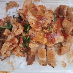 ข้าวกระเพราหมูกรอบ+หมูชิ้น