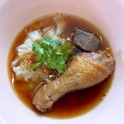 ก๋วยเตี๋ยวไก่ตุ๋น “ท่ารถตู้🚌🚌” บขส ท่ารถตู้