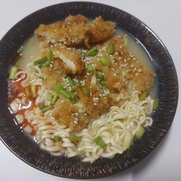 [อร่อยซ่ากับโค้ก] มาม่าทงคัตสึ ไก่กรอบ +  โค้ก ออริจินัล (กระป๋อง) 