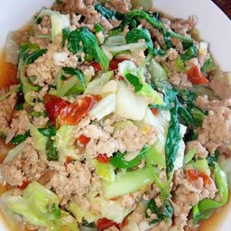 ข้าวหน้ากระเพราหมูสับใส่กะหล่ำปลี