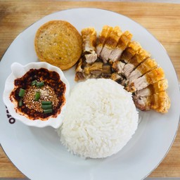 ข้าวหมูกรอบ หมูยอ นำ้จิ้มแจ่ว