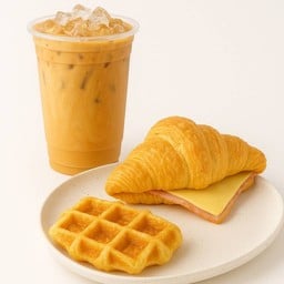 [เซตสุดฮิต] ชาไทย + ครัวซองต์แฮมชีส + ครอฟเฟิลคลุกน้ำตาล