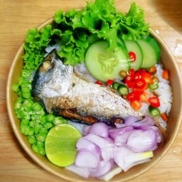 ข้าวขยำแมว (ปลาทูทอด+เครื่องยำแซ่บซี้ด)