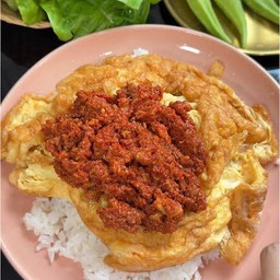 ข้าวไข่ดาวน้ำพริกผัดหมูสับ เสิร์ฟพร้อมน้ำซุปและผักเคียง