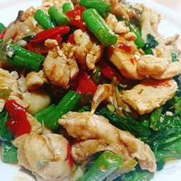 ข้าวหน้ากระเพราไก่ใส่ถั่วฝักยาว