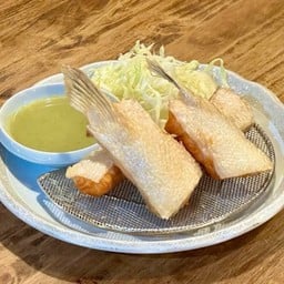 B4 ข้าวท้องแซลมอนทอด / ထမင်းပါဆယ်မွန်းငါးဗိုက်သားကြော်