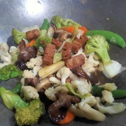 ผัดผักรวมหมูกรอบเจ