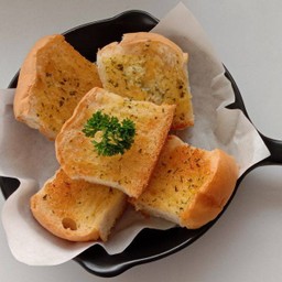 ขนมปังกระเทียม