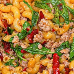 มักกะโรนีผัดพริกแห้งหมูหมัก