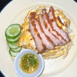 ข้าวไข่ขยี้คอหมูทอด