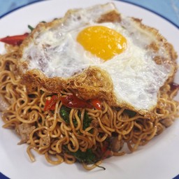 มาม่ากะเพราหมูสับไข่ดาว