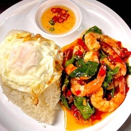 กะเพรากุ้ง+ไข่ดาว ราดข้าว