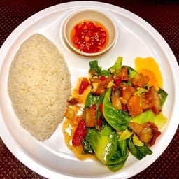 หมูกรอบผัดแขนงไฟแดง ราดข้าว