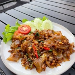 กระเพราหมูสับเส้นใหญ่