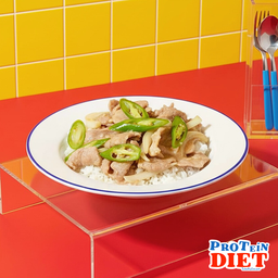 ข้าวหมูนุ่มผัดพริกสดหอมใหญ่