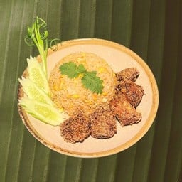ข้าวผัดไข่ซี่โครงหมูย่างคลุกฝุ่น