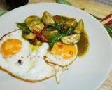 ผัดพริกแกงไก่เขียวหวานแห้ง + ไข่ดาว