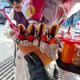 วิปปิ้งครีม+กล้วยหอม+สตอเบอรี่สด ราดด้วยช้อกโกแลต