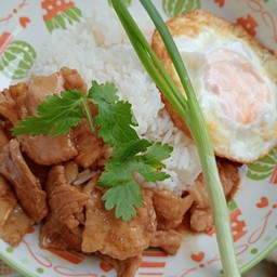 หมูนุ่มผัดซอสหวานไข่ดาว.