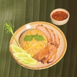 ข้าวผัดไข่คอหมูย่างคลุกฝุ่น