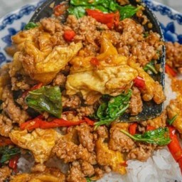 ข้าวหน้ากระเพราหมูสับใส่ไข่เจียว