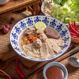 เฮง ก๋วยจั๊บญวนเส้นลาว ก๋วยเตี๋ยว ก๋วยจั๊บน้ำข้น อาหารตามสั่ง ตลาดปากคลองดอกไม้