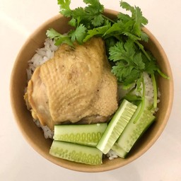 ข้าวไก่ต้มน้ำปลา (เนื้อส่วนสะโพก)