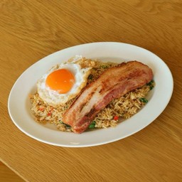 ข้าวกะเพราคลุกเบคอนย่าง