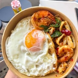 กะเพราตามสั่งป้อยผัว ถนอมมิตรตึก12