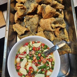 เนื้อปลาทอดน้ำปลา