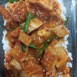 หมูกรอบผัดน้ำจิ้มสุกี้ ราดข้าว