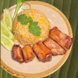ข้าวผัดไข่ซี่โครงหมูย่างน้ำตาลมะพร้าว