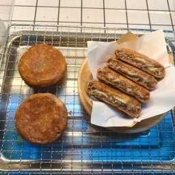 ขนมบ้าบิ่นมะพร้าวอ่อน by ขนมกลม ตลาดสาย2