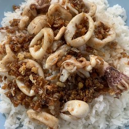 หมึกทอดกระเทียมราดข้าว