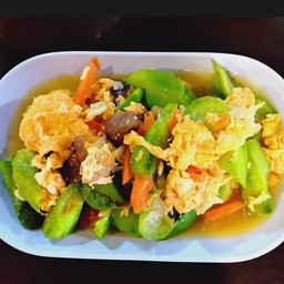 บวบผัดไข่.