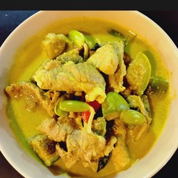 แกงกะทิหมู